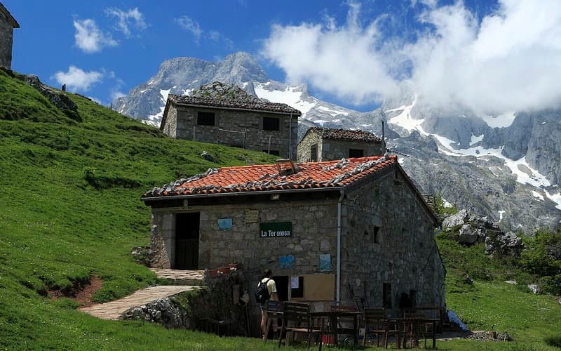 Albergue · Foto de ambiente: Falk2 / Wikimedia Commons (CC BY-SA 4.0)