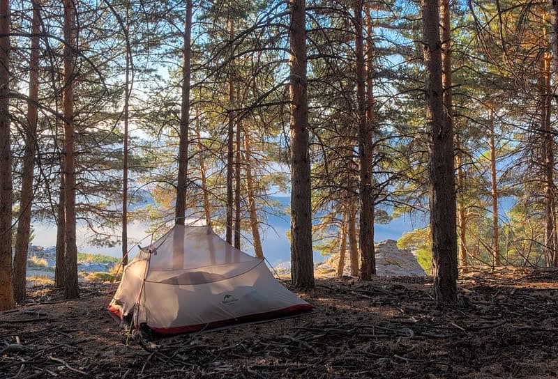 Camping · Foto de ambiente: Trougnouf (Benoit Brummer) / Wikimedia Commons (CC BY 4.0)
